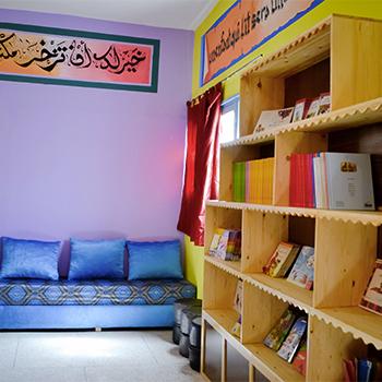 pièce avec canapé et bibliothèque de livres
