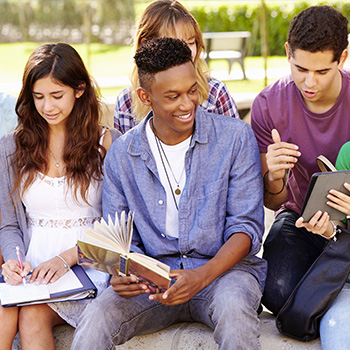 étudiants étudient ensemble à l'extérieur