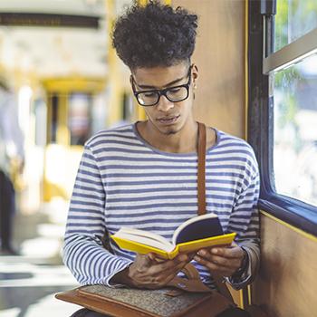 homme assis avec un livre