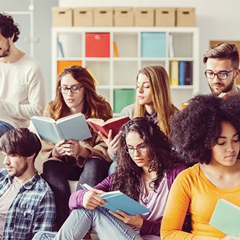 groupe d'adolescants lisant des livres