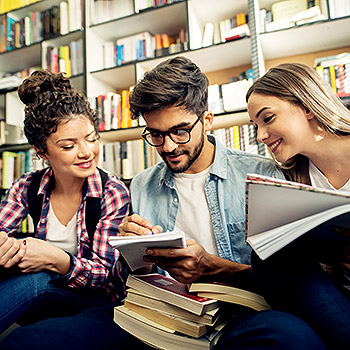 2 femmes et 1 homme dans la bibliohtèque
